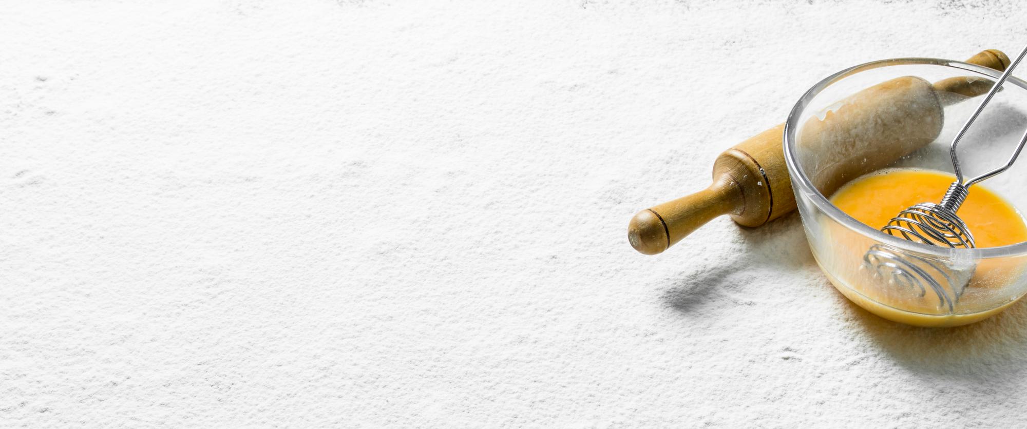 Wnętrze pracowni kulinarnej z drewnianym stołem